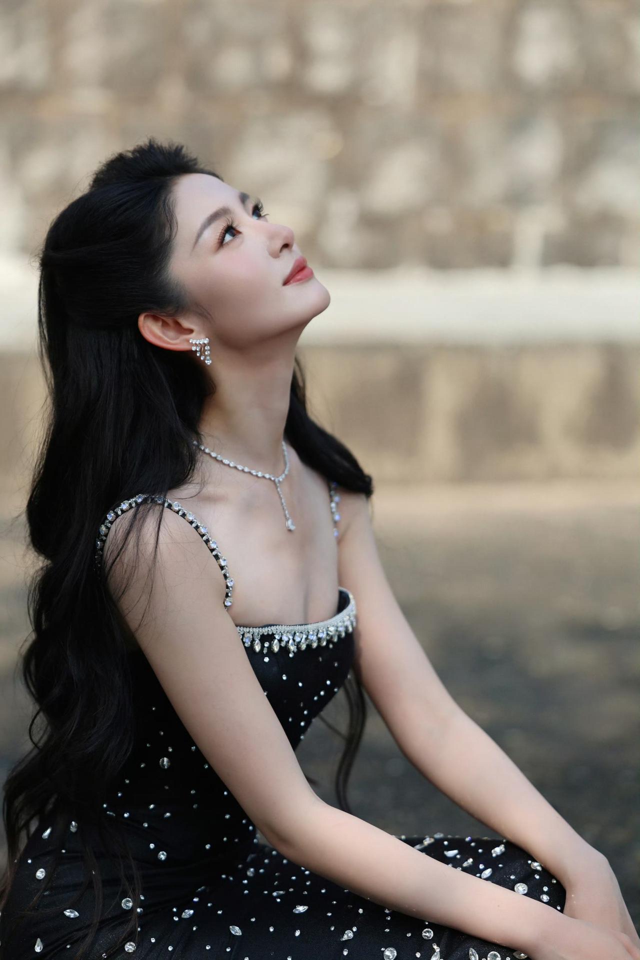 优雅黑裙，闪耀珠宝，沉思的美丽赵晴！！！！