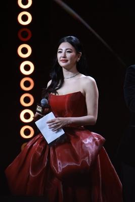 张雨绮，最近出席2025国剧盛典活动的造型好惊艳人啊！她穿的哪是红裙，分明是