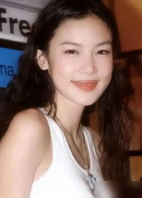 黎明的白月光，二婚也离了。乐基儿回港开工，亲口承认跟第二任老公朱智豪掰了。没有第三者，就是时间不对。