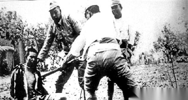 只能从下往上挥刀。因为他们不肯跪下。九个八路军战士，站得笔直，比端着刀的日本兵