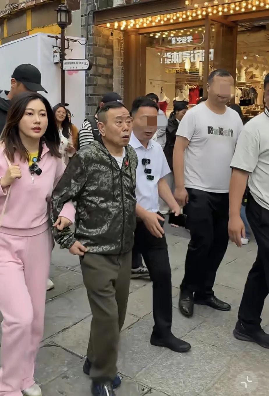 网友偶遇潘长江老师，太显年轻了吧，一点都没变化，而且旁边的女儿是真的漂亮。