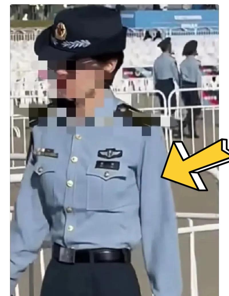 这几天最煎熬的，一定是我们这个因为行走的姿态，登上了全国热搜的军官同志，就成为了