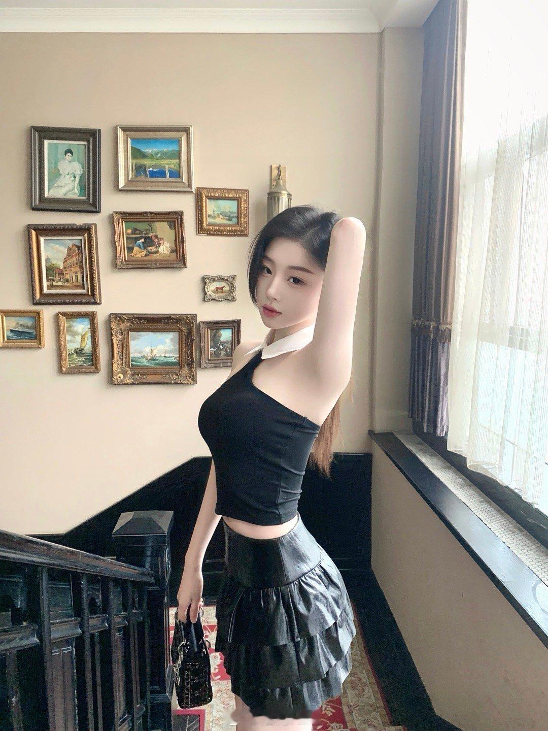 小猫喜欢谁就粘着谁៷>ᴗ<៷