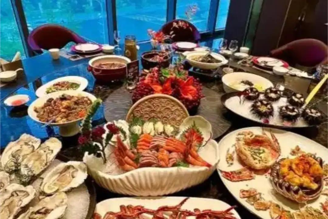 闺蜜女儿元旦去男友家，男方派亲戚接站，家宴六菜一汤，红包塞了10001。女孩回