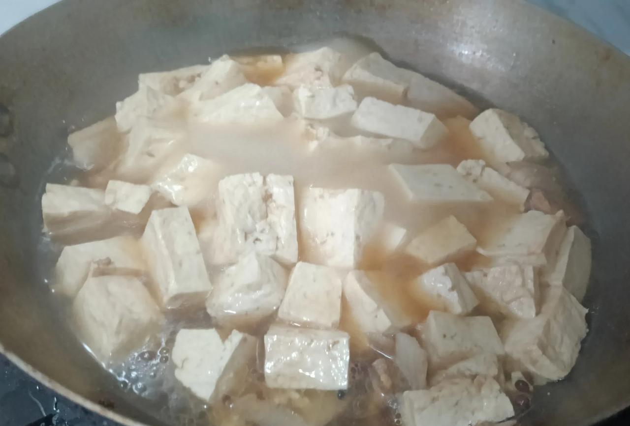 这豆腐要是做的好不好？买了来放在锅里，加上热水一煮就知道了。要是做的好的豆腐