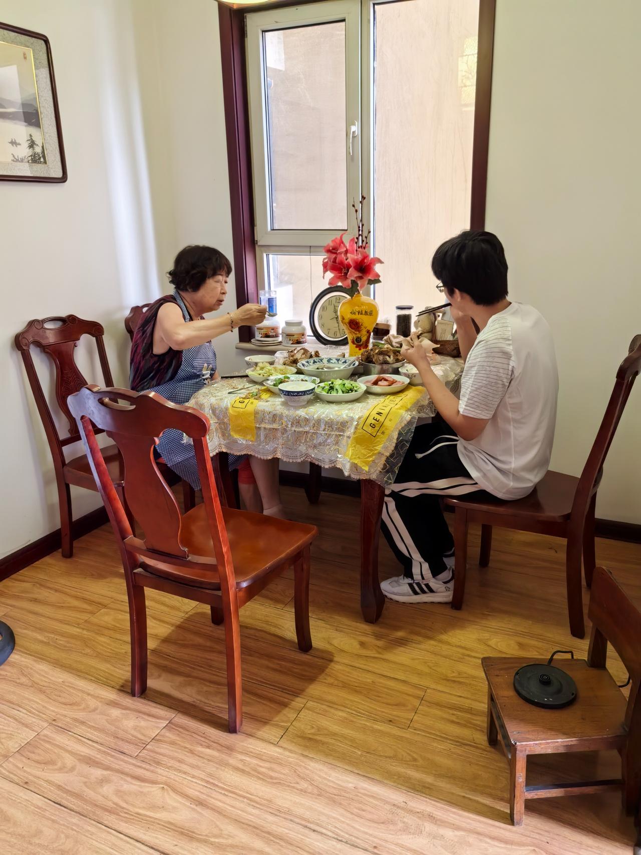 网友：老伴今年六月走了，孤独的我就赶上了这第一个双节。节前我还在想，一个人过