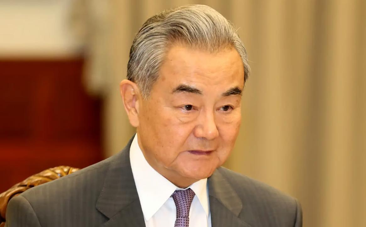 王毅外长在首尔两天内两次提及“韩朝两国”，这个措辞让韩国保守派和亲美媒体直接破防