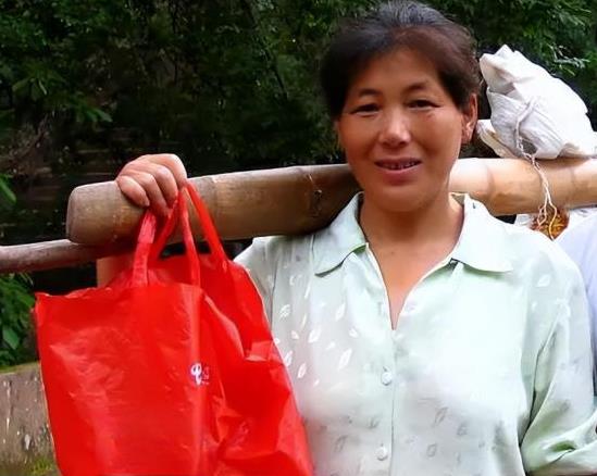 人性究竟有多“恶”？女人做挑夫17年养活3个孩子，却被全村人排挤，连丈夫的哥哥都