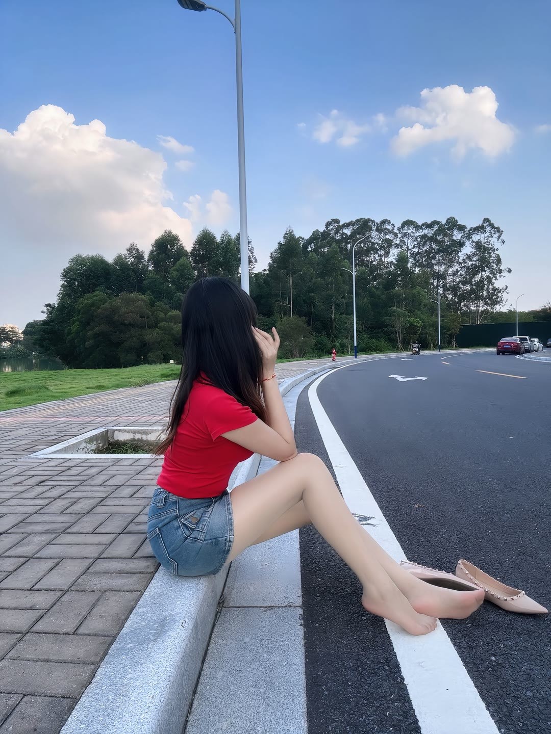 “我喜欢的女孩在别人怀里”，这话听起来令人同情。“我喜欢别人怀里的女孩”，这话听