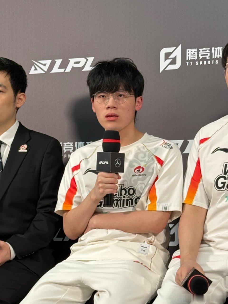 Erha始终一个表情，呆呆的😳wbg让一追二igwbg战胜ig2025lp