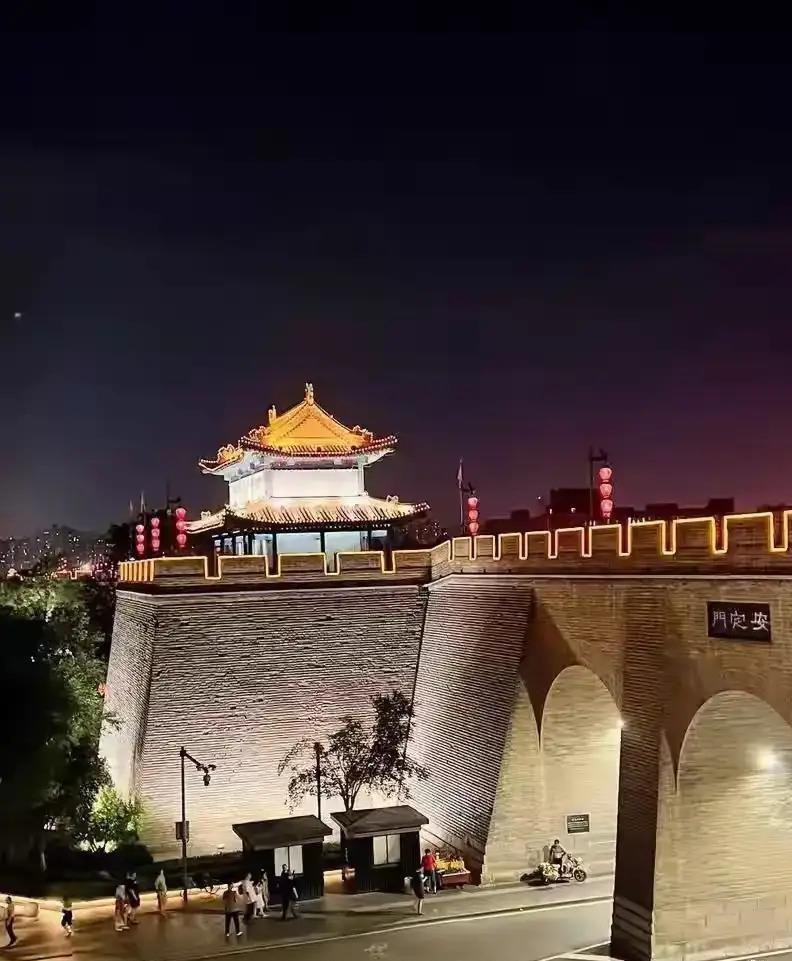 人老了，有些事真得想明白。带孙子，就得听儿媳妇的，别自作主张。亲戚千万别住同一
