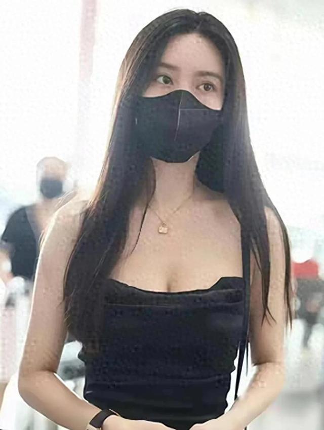 孟子义机场生图太绝！逆天腰臀比堪称人间尤物事业上她是95后实力派女演员，北
