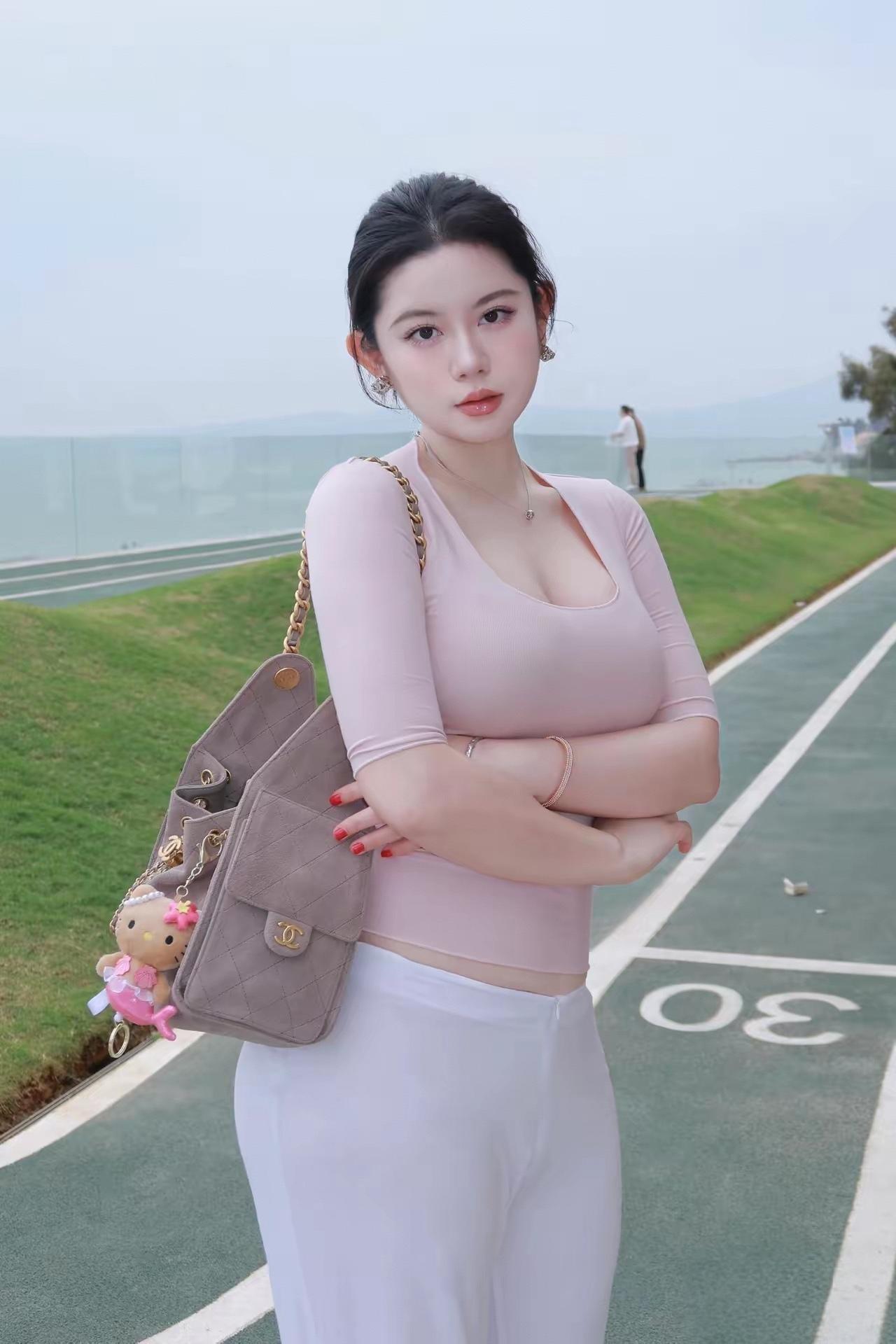 不迎合，不讨好，做自己的主角才是最高级的性感✨不需要刻意摆拍，也不需要滤镜加
