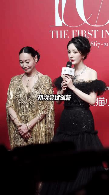 惠英红一脸傲娇的看着杨幂:幸好跟这个大宝贝一起走红毯，主持人问什么刁钻的问题，我