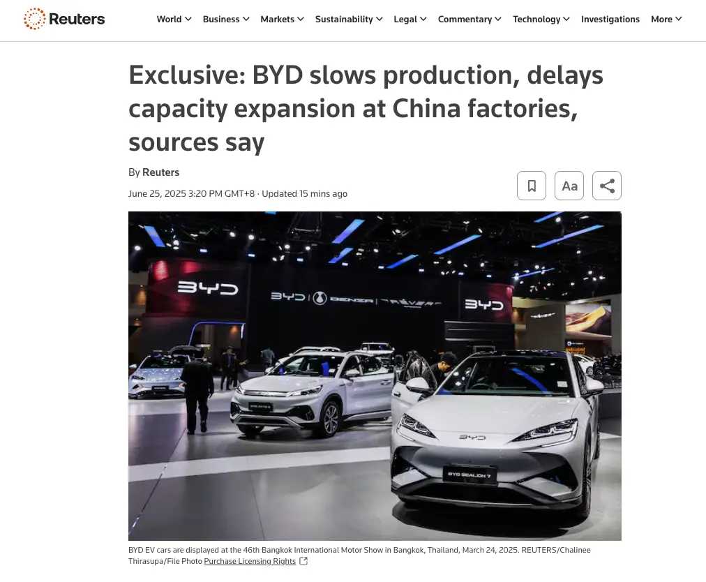谁能想到全球电动车霸主比亚迪突然“怂”了？路透社爆料它在至少四家工厂取消夜班、砍掉三分之一产量，连新