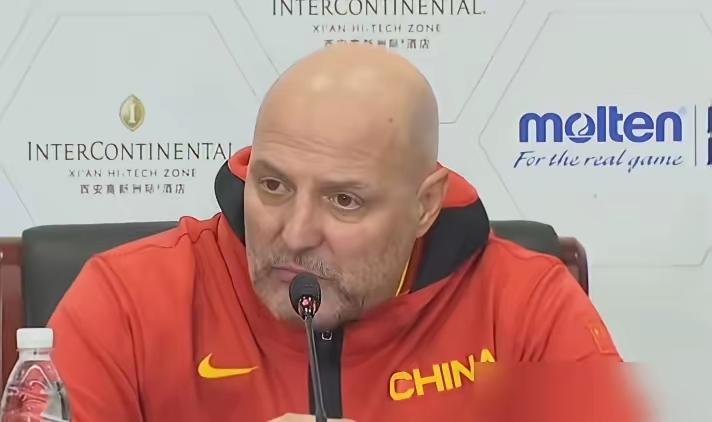老乔谈中国男篮！中国男篮技术跟得上，身体跟不上，导致这种问题的根本原因，就是C