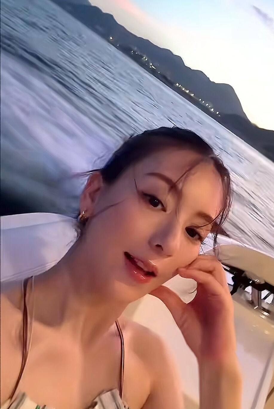 方媛真的是天生丽质啊～三胎宝妈的状态绝佳。是不是快要生了？​​​