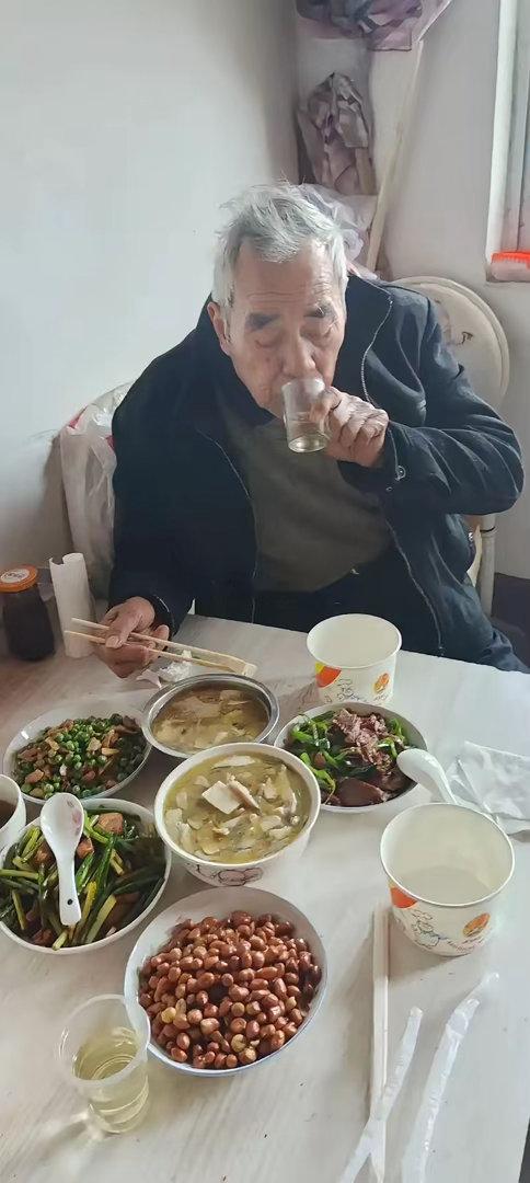 我爸今年71岁了，一辈子不抽烟、不打牌、不出去瞎花钱，退休金三千九，自己都花不完