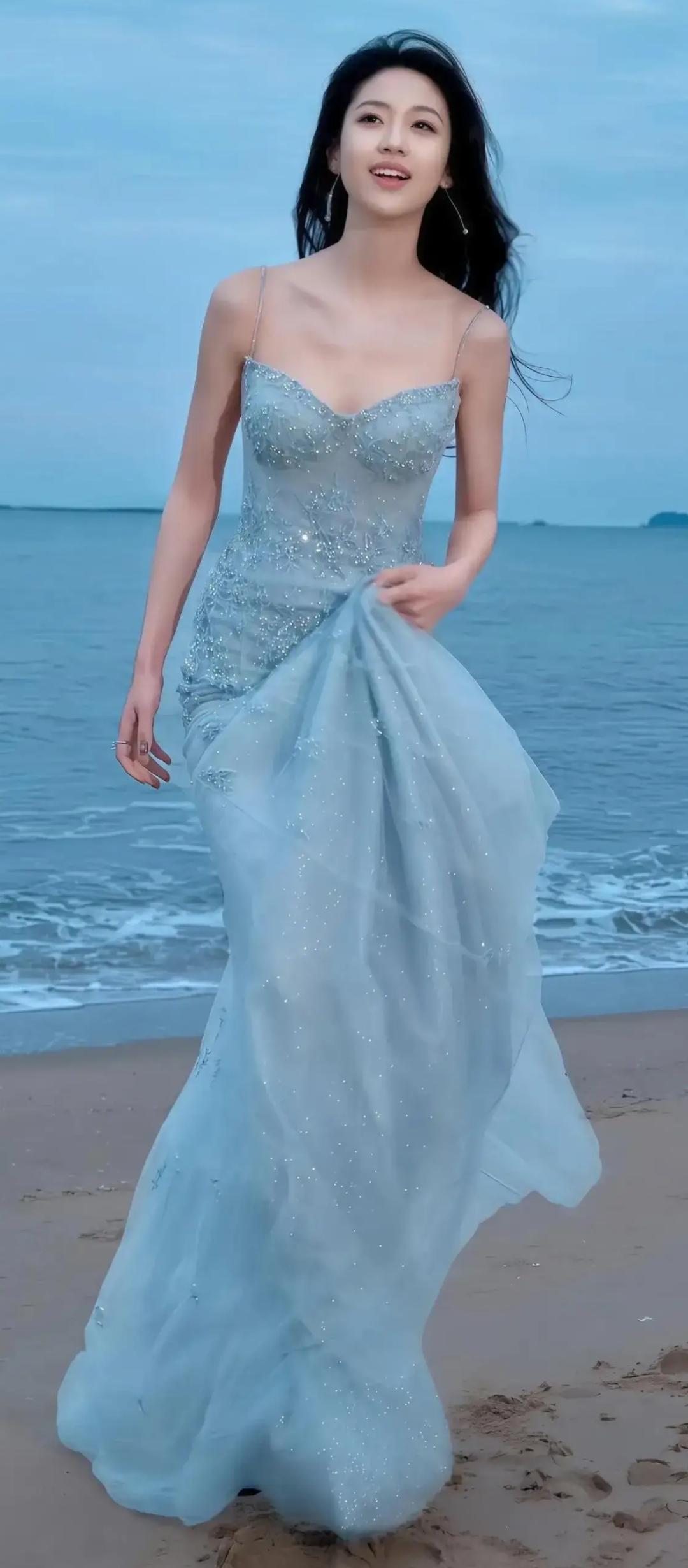 海边漫步，轻纱裙摆随风飘逸，宛如仙子下凡。