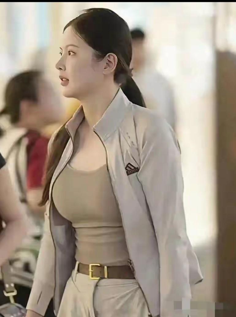 王思聪追了六年没追上的女人！杜芊逸是车模出身没有网红脸，自带清冷感，骨相耐看，