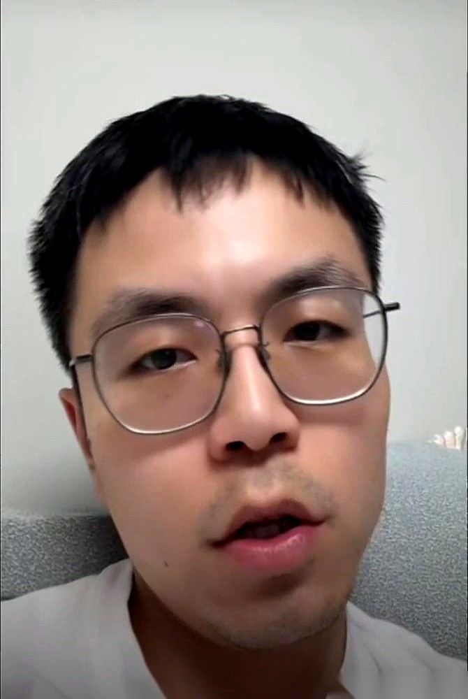 看孙逊带王楚钦，最直观的感觉就是俩字：费劲。这位当年被刘国梁亲口盖章的“国家队最好陪练”，带陈梦卫冕