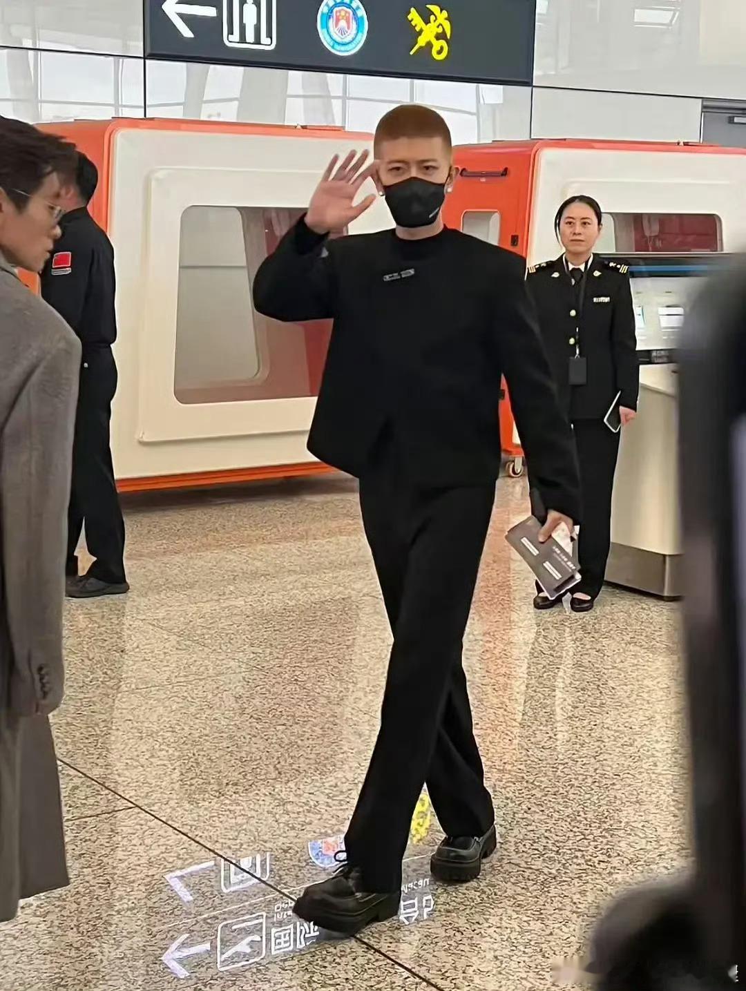 任嘉伦今日造型看起来好非主流，是只适合长发吗