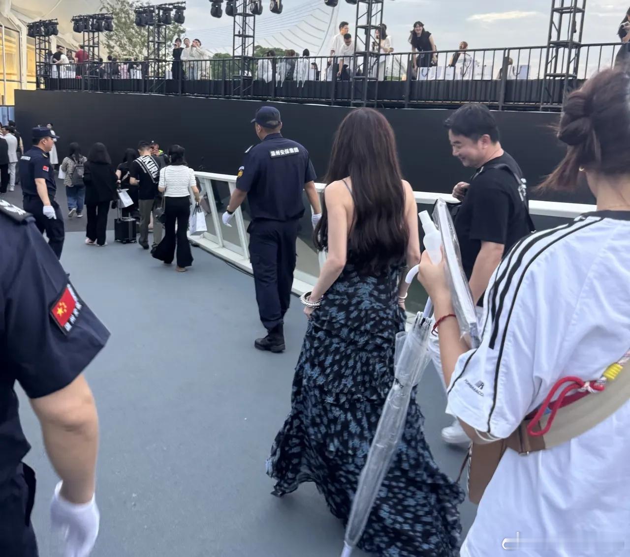 网友在温州偶遇出席活动的温碧霞，状态依旧美得出众。转眼已经60岁，依旧保养得年轻