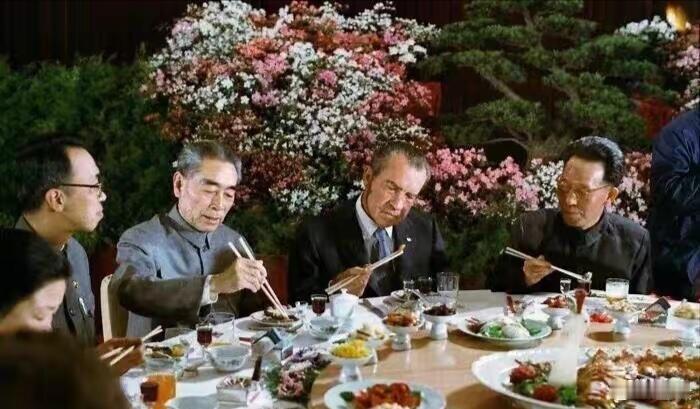 国宴都吃的啥？周恩来为尼克松亲自拟定的国宴菜谱为：冷盘7道：黄瓜搓西红柿、盐封鸡