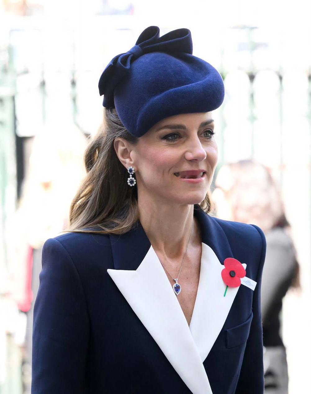 凯特王妃身着一袭蓝色麦昆修身礼服，搭配同色系礼帽，出席英国军队纪念活动。她代表查