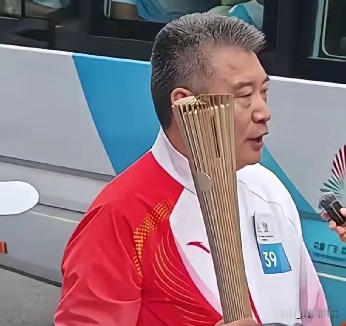 笑不活了！见李隼相当于见孙颖莎？这等量代换绝了！李隼担任全运会火炬手，接
