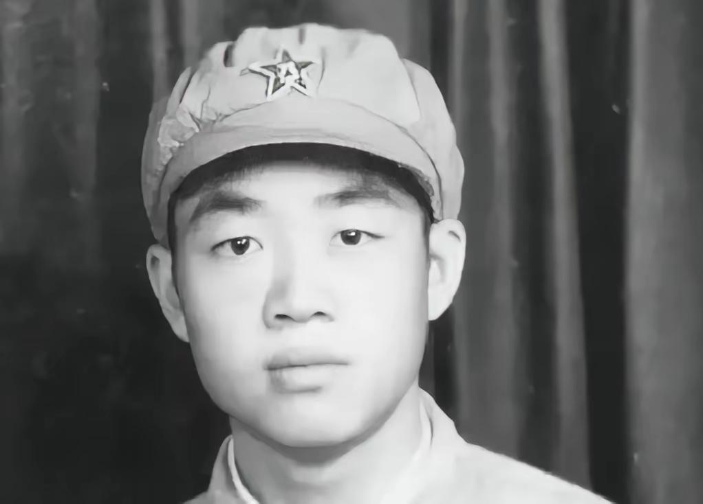 1951年，朝鲜前线。15岁的张典文正摆弄大炮，手指头冻得跟胡萝卜似的。他凑