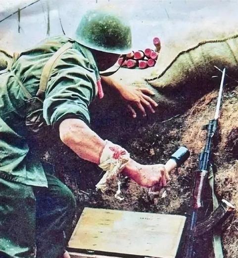 1984年，老山22岁战士陈洪远，迷路之后闯进一个山洞，他摸着黑走进去，发现里面