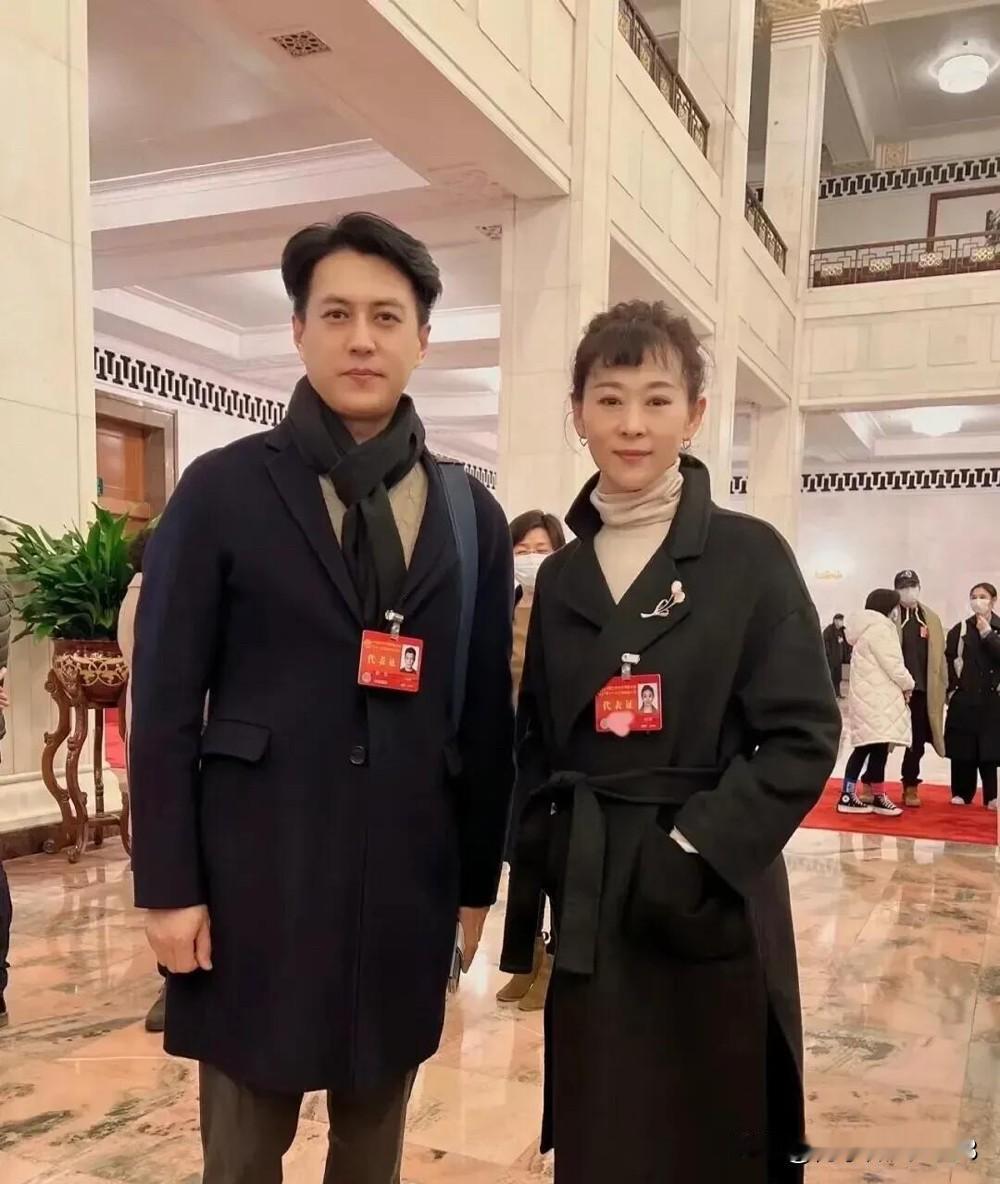 靳东又高又帅，这在体制内是什么级别的呢？旁边的美女扎着丸子头，留着小刘海，身材比
