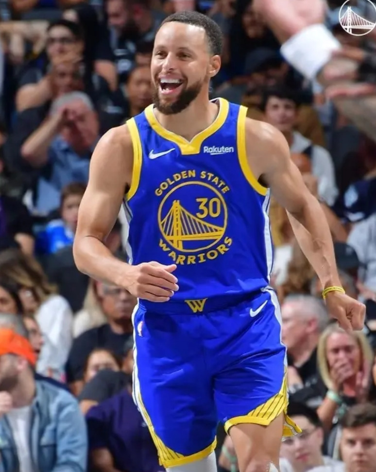 要不给库里整个浓眉吧！与马刺一战库里狂砍49分，射中9记三分，一战超越众多名