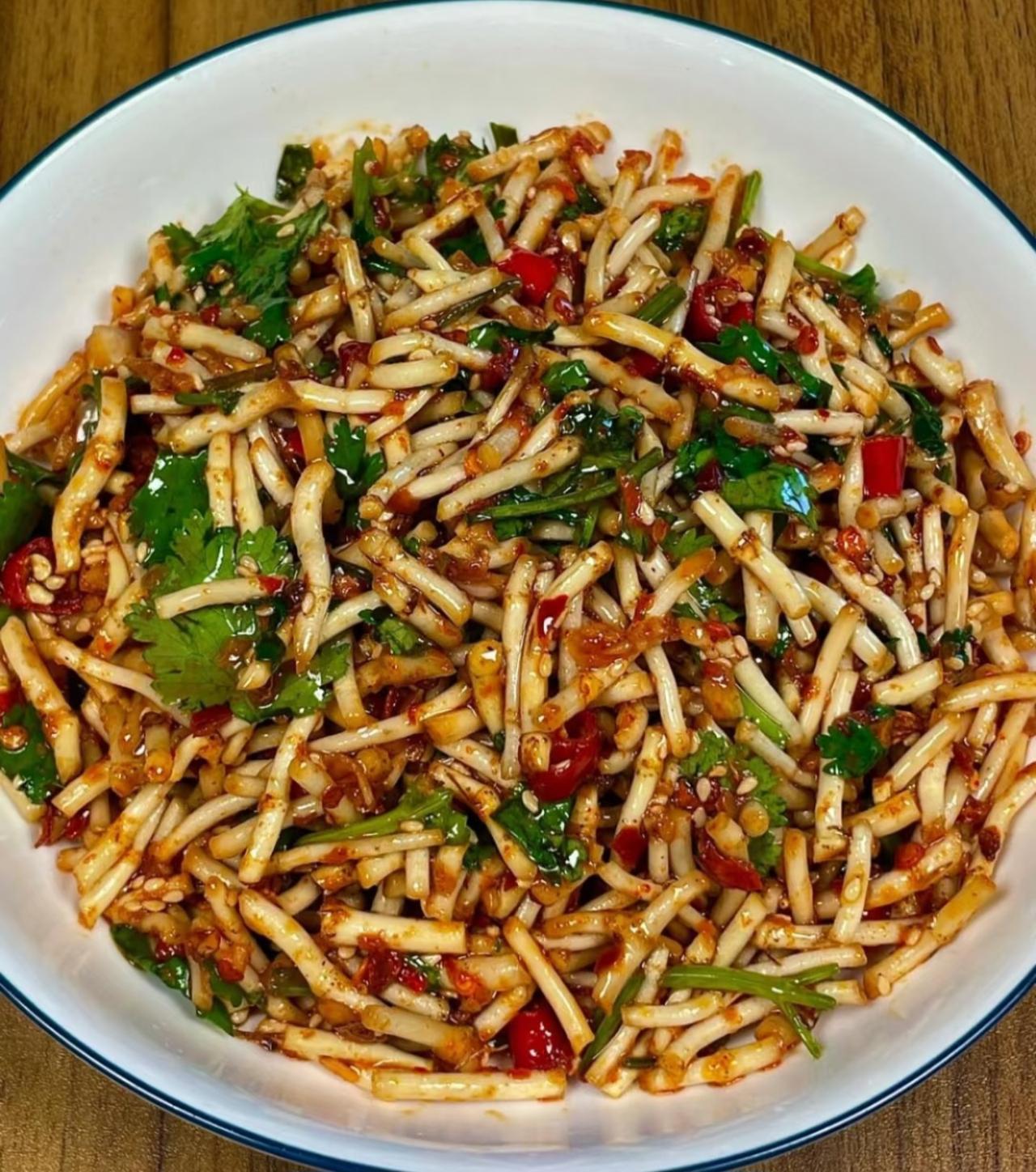 折耳根一直以来都和香菜一样是极具争议的食物喜欢它的人会把它当成凉拌菜中的天