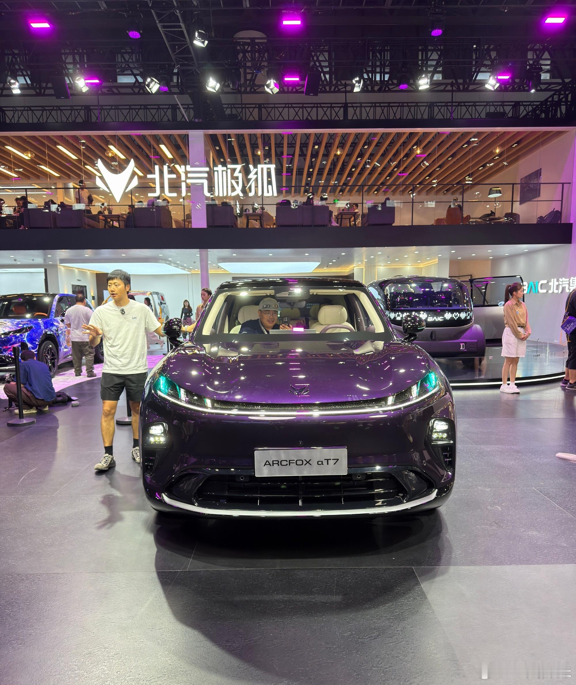 极狐阿尔法T7预售13.78万起极狐阿尔法T7开启预售，轿跑SUV的造型很有辨识度，内饰质感也在线。