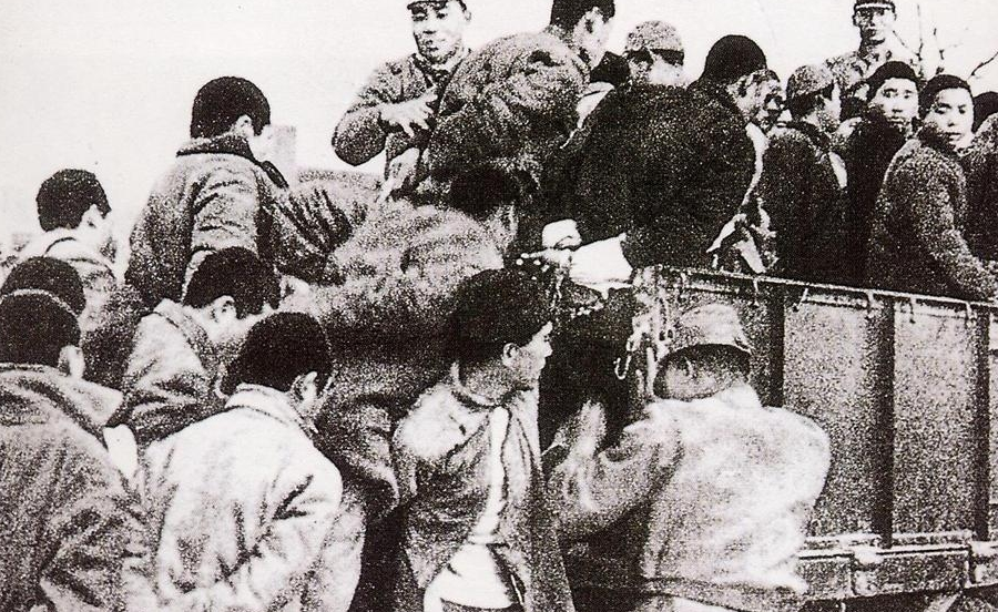1937年，南京一个院子里，跪着十几名中国人，两个日军正在挨个砍头。突然，一个1