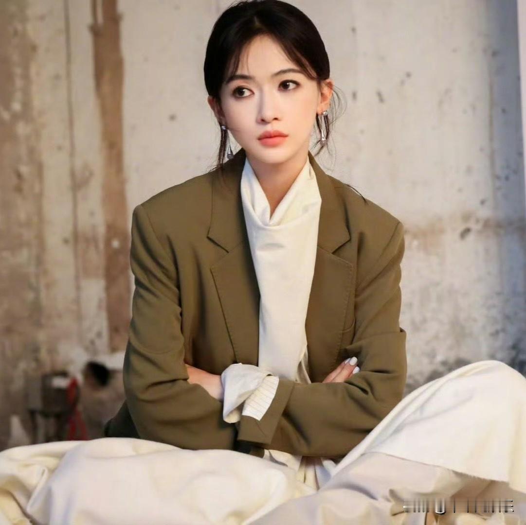 近日，吴谨言又一次凭借超瘦的身材引发热议。出现在公众视野中的她，身形愈发纤细，精