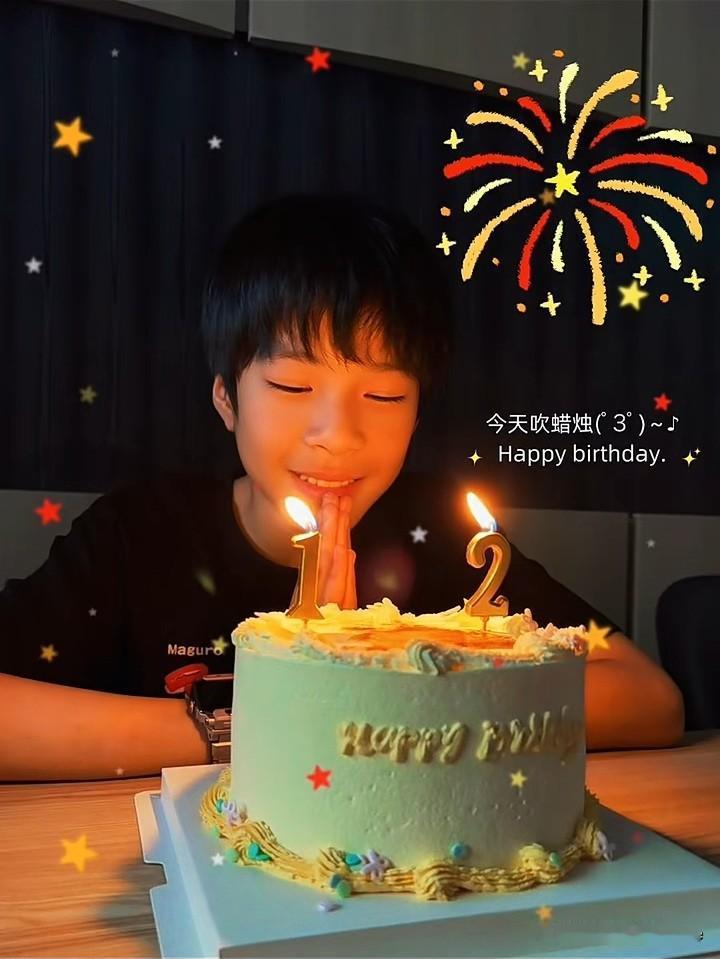 陈楚生妻子发文为大儿子庆祝12岁生日，他身穿黑色短袖，对着蛋糕许下生日愿望，弟弟