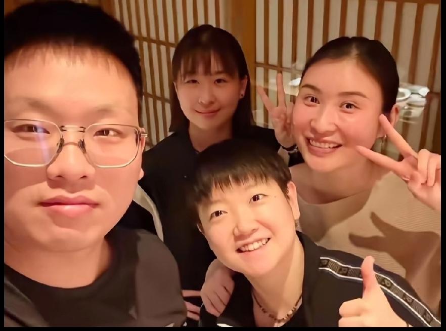 🎉孙颖莎新年第一波合照来袭，笑容超治愈！莎莎带着新年第一波新鲜合照来啦