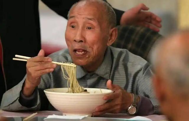 脑梗这个名字，大家都不陌生，甚至谈之色变。熬夜、喝酒、吃得太咸，似乎这些才是脑梗