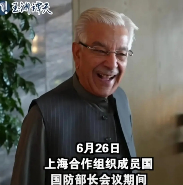 巴铁防长这波操作笑死我了！上合防长会上记者问他还要不要买中国装备，这位老哥直接笑