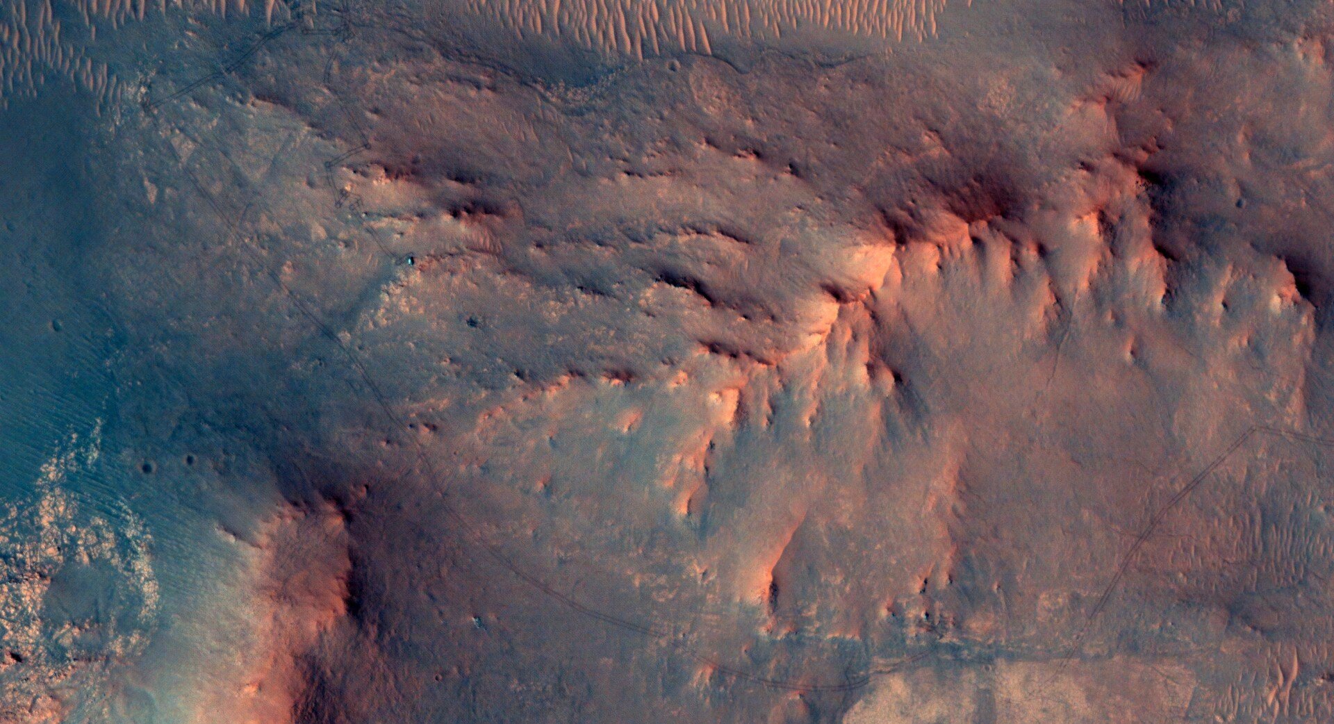 2026年6月13日，环绕火星飞行的相机在约300公里高空拍下了一张照片。红色的