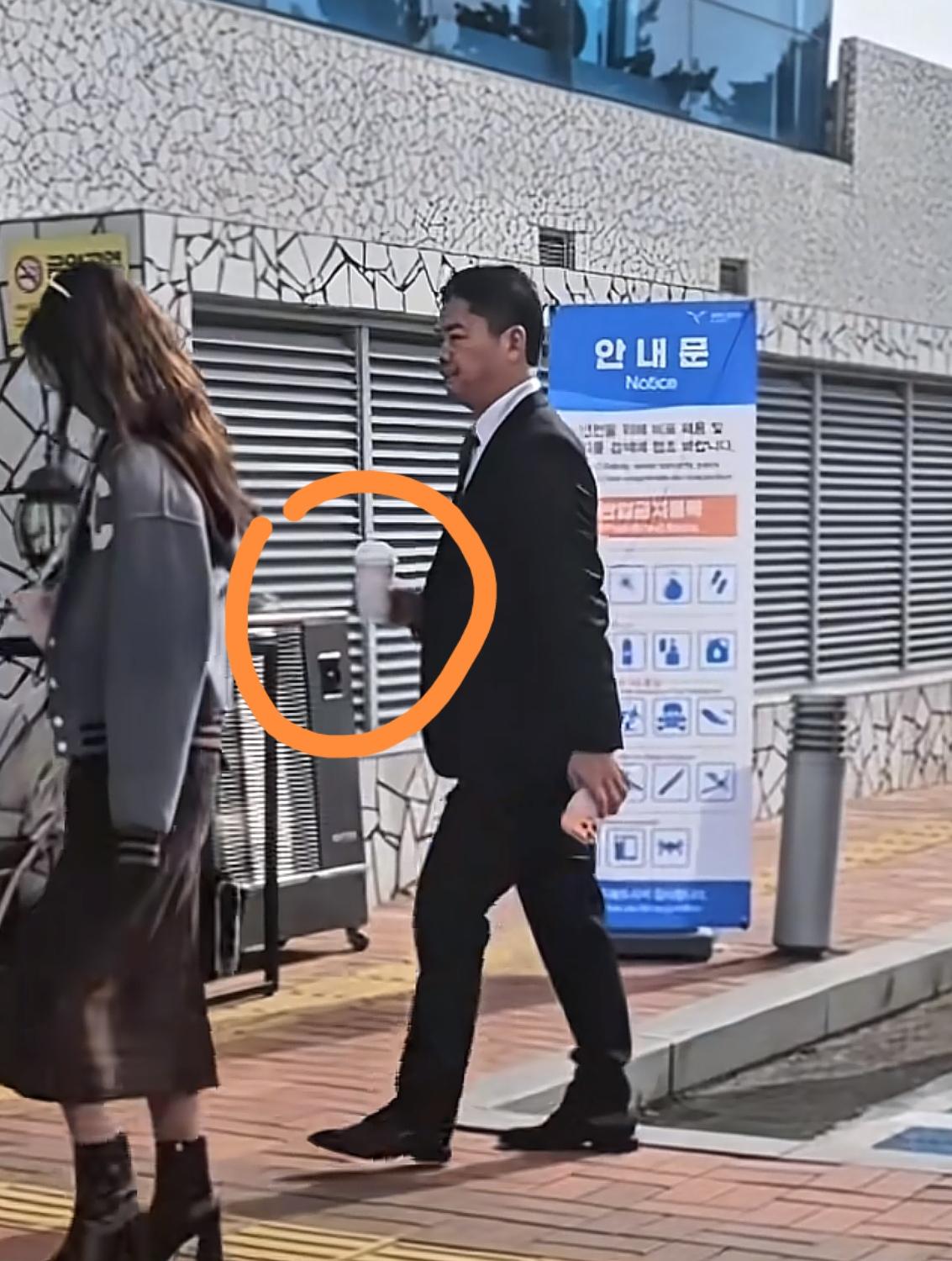 刘强东还是没变！他和老婆出席APEC峰会，几百亿的老板，竟然还走在后面，给老婆