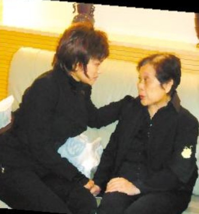 2008年，导演谢晋葬礼上，刘晓庆现身提着一个白色袋子装满了现金，她把袋子递给谢
