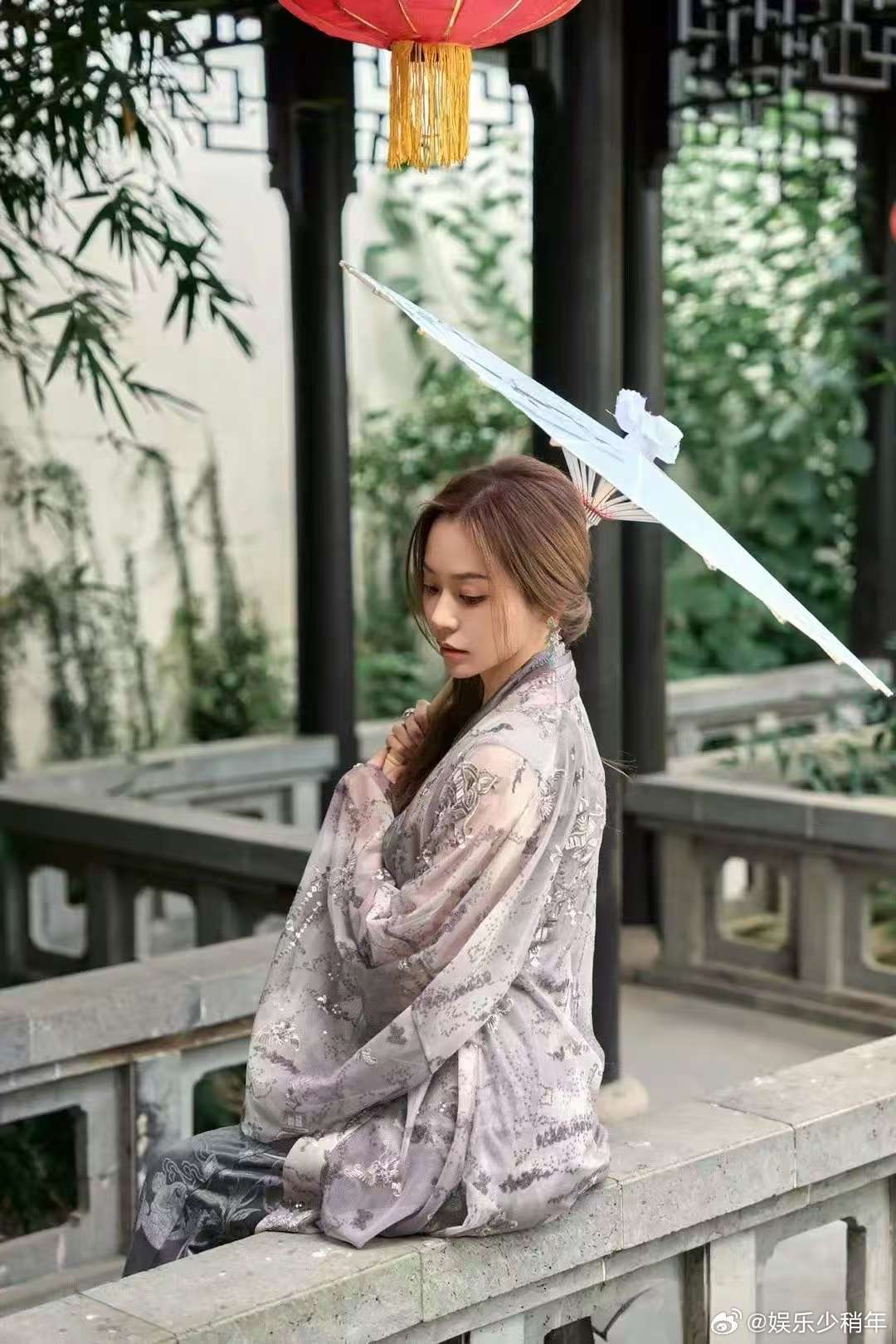 张靓颖穿汉服游姑苏的造型，第一眼确实让人有些意外！她的气质本就偏向现代时尚，穿上