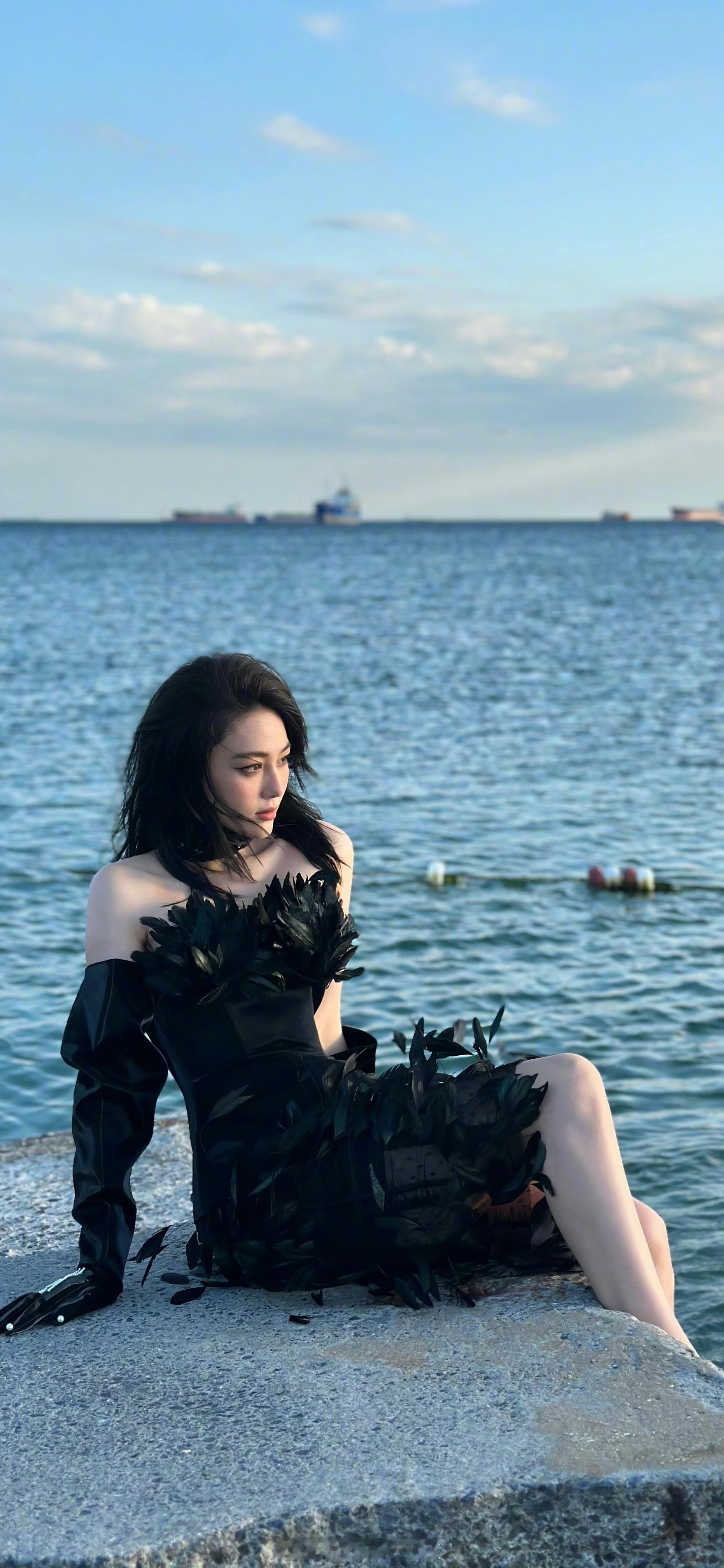 张馨予黑色系穿搭杂志封面写真