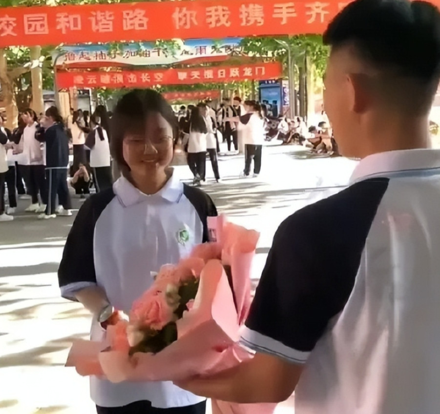 6月10日，河北一男孩在考试结束后，勇敢表白，并送上鲜花，女孩害羞接过，那么自然