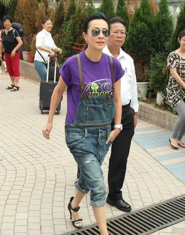 刘嘉玲以后还是不要这样穿了，本想穿背带裤“扮嫩”，无奈紫色T恤配牛仔背带裤看着好