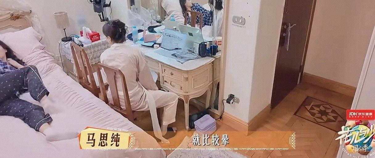 马思纯一进去李沁房间，一边喊着晕，一边直接往床上躺。真的一点都不把自己当外
